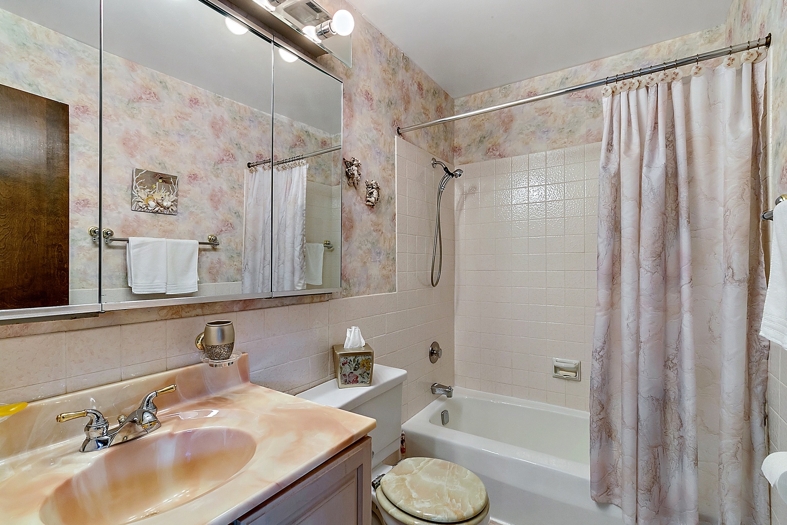 475 Shenstone Road, Unit 204 Riverside, IL 60546 - Photo 11 of 26