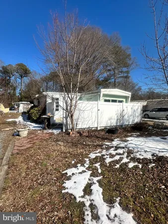 a view of a yard with a house
