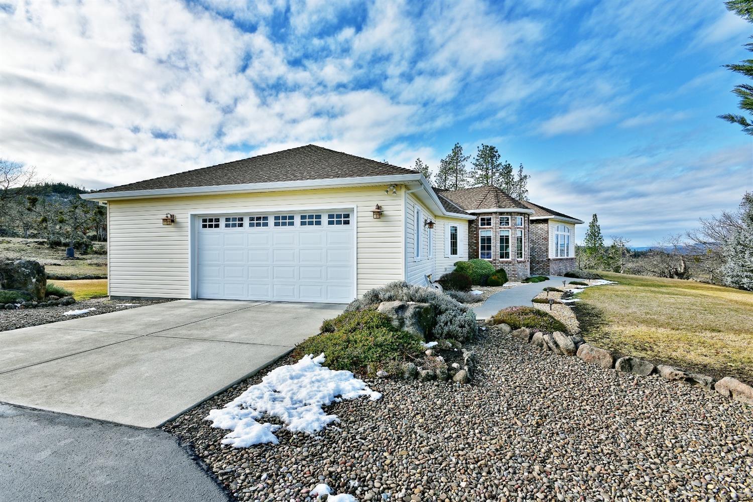 4774 South Fork Little Butte Creek Road Eagle Point, OR 97524 - Photo 2 of 34 Pulling up to house. Gated and Paved dri