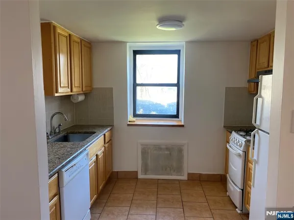 $1,850 | 2329 Hudson Terrace, Unit G2C, Fort Lee, NJ 07024
