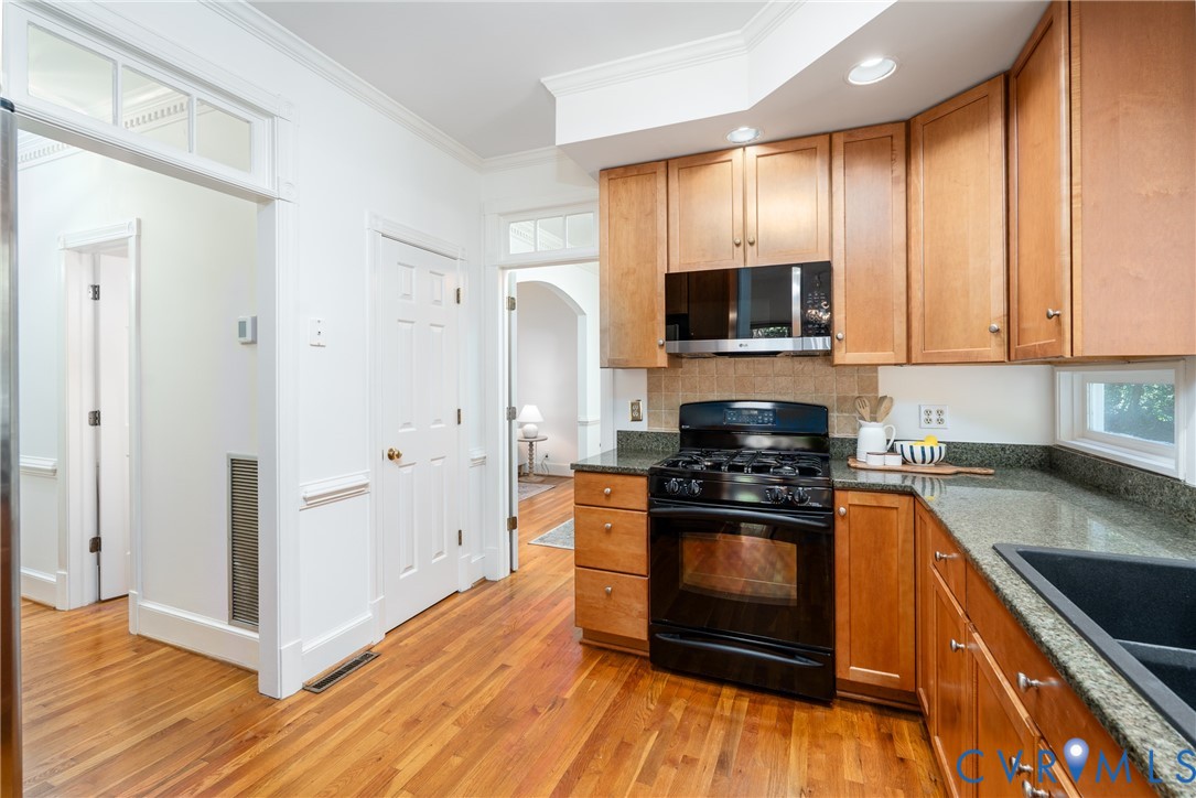 4418 Croatan Road Richmond, VA 23235 - Photo 22 of 50 Transom window details