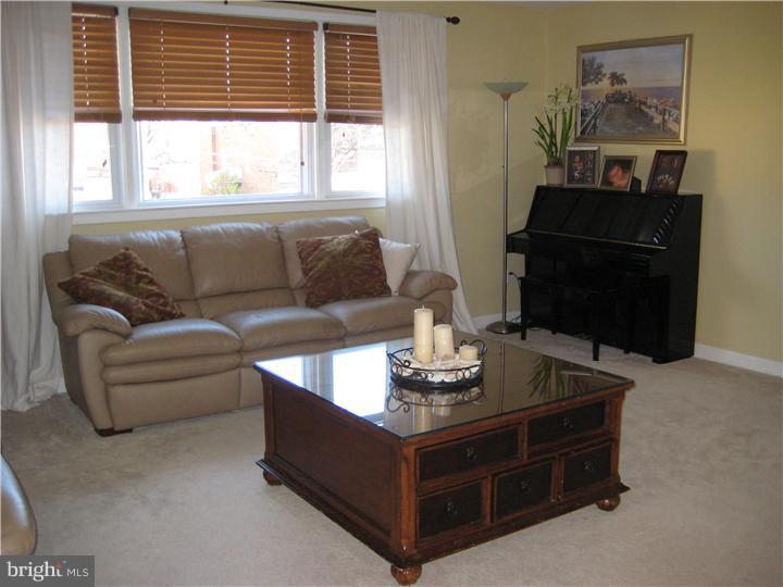 7347 Hill Road Philadelphia, PA 19128 - Photo 1 of 22 Living Room
