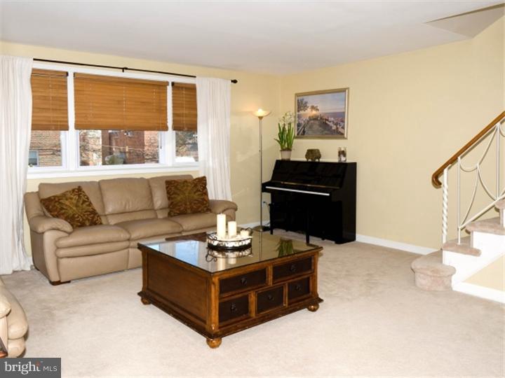 7347 Hill Road Philadelphia, PA 19128 - Photo 7 of 22 Living Room