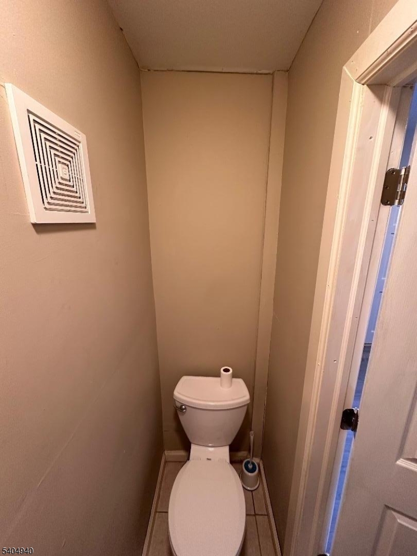 956 Lafayette Street Elizabeth, NJ 07201 - Photo 9 of 20 a bathroom with a toilet