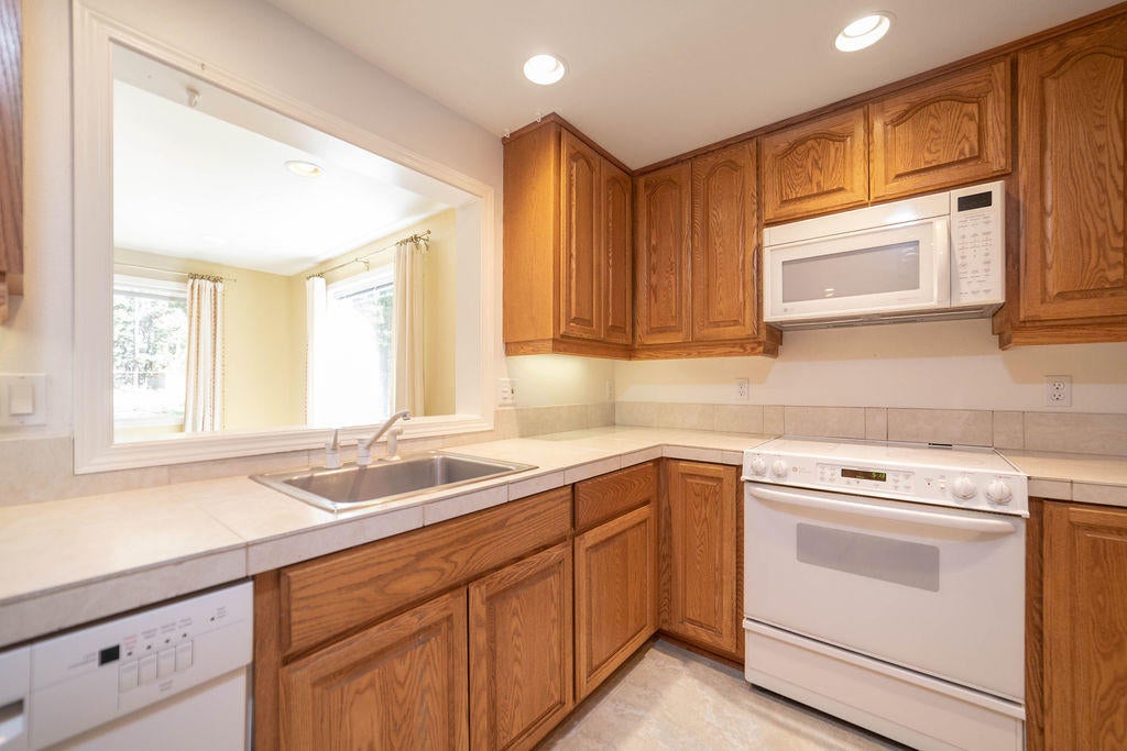 16944 Downey Road Bend, OR 97707 - Photo 11 of 44 Kitchen with open space to dining