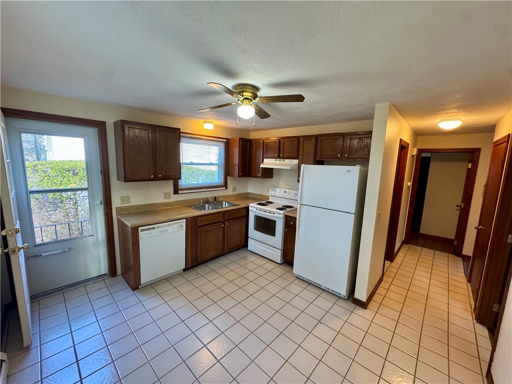 135 Rounds Avenue East Providence, RI 02915 - Photo 6 of 19