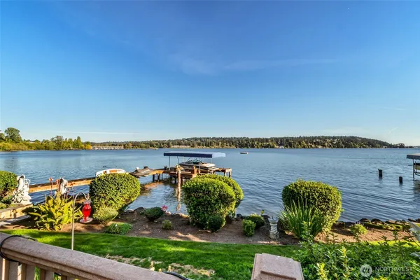 $5,488,640 | 17765 Beach Drive Northeast, Lake Forest Park, WA 98155