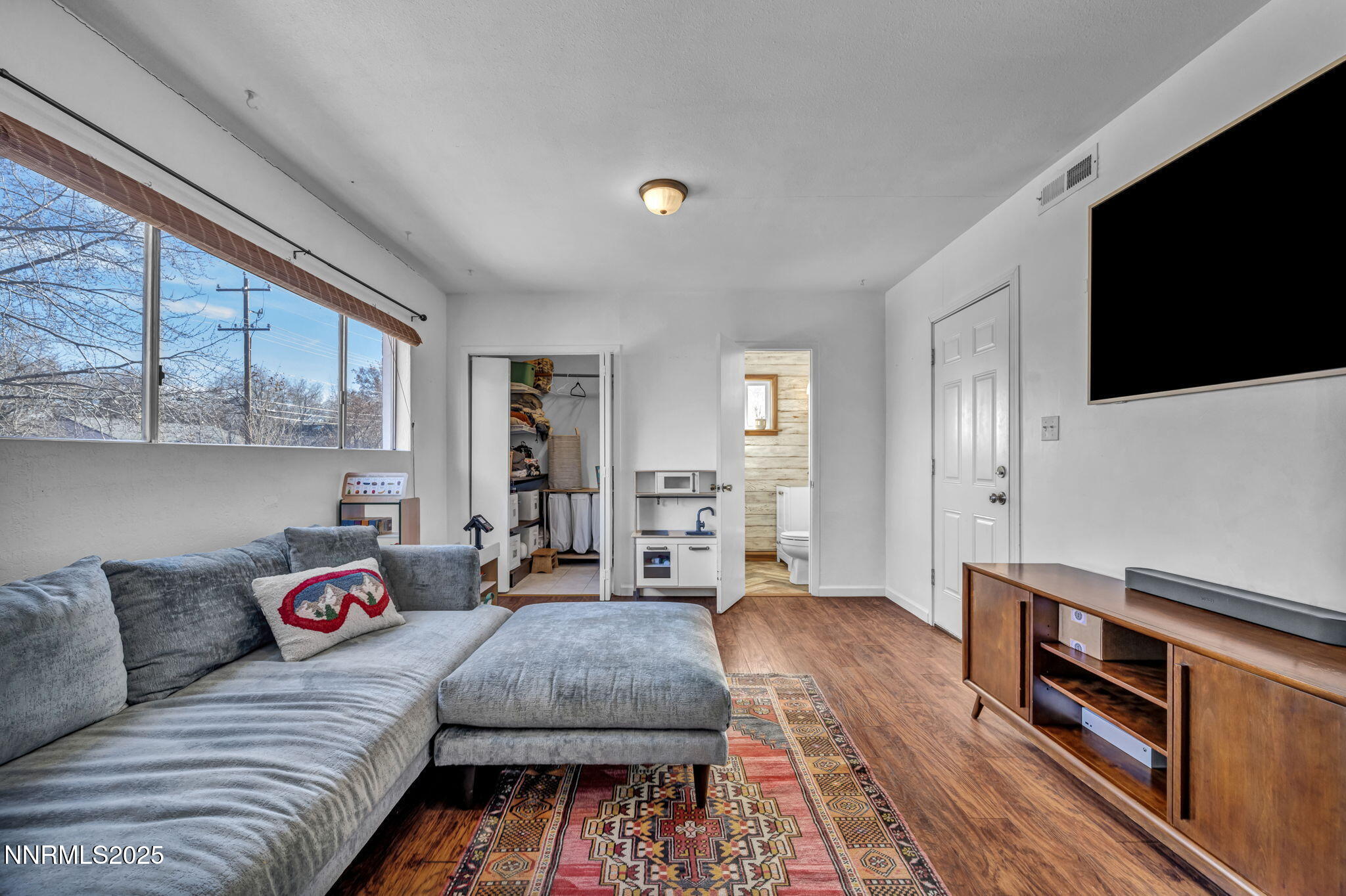 1100 Mission Circle Reno, NV 89503 - Photo 21 of 61 a living room with furniture and a flat screen tv