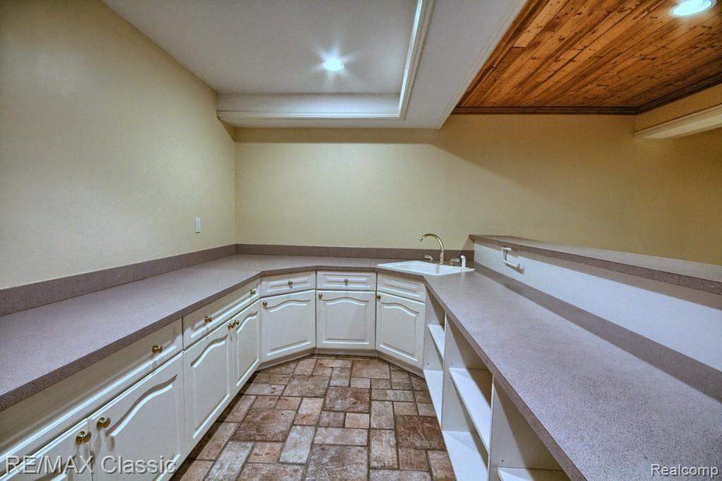 3205 Hedgewood Lane Rochester, MI 48309 - Photo 20 of 32 Finished_Lower_Level_Bar.jpg