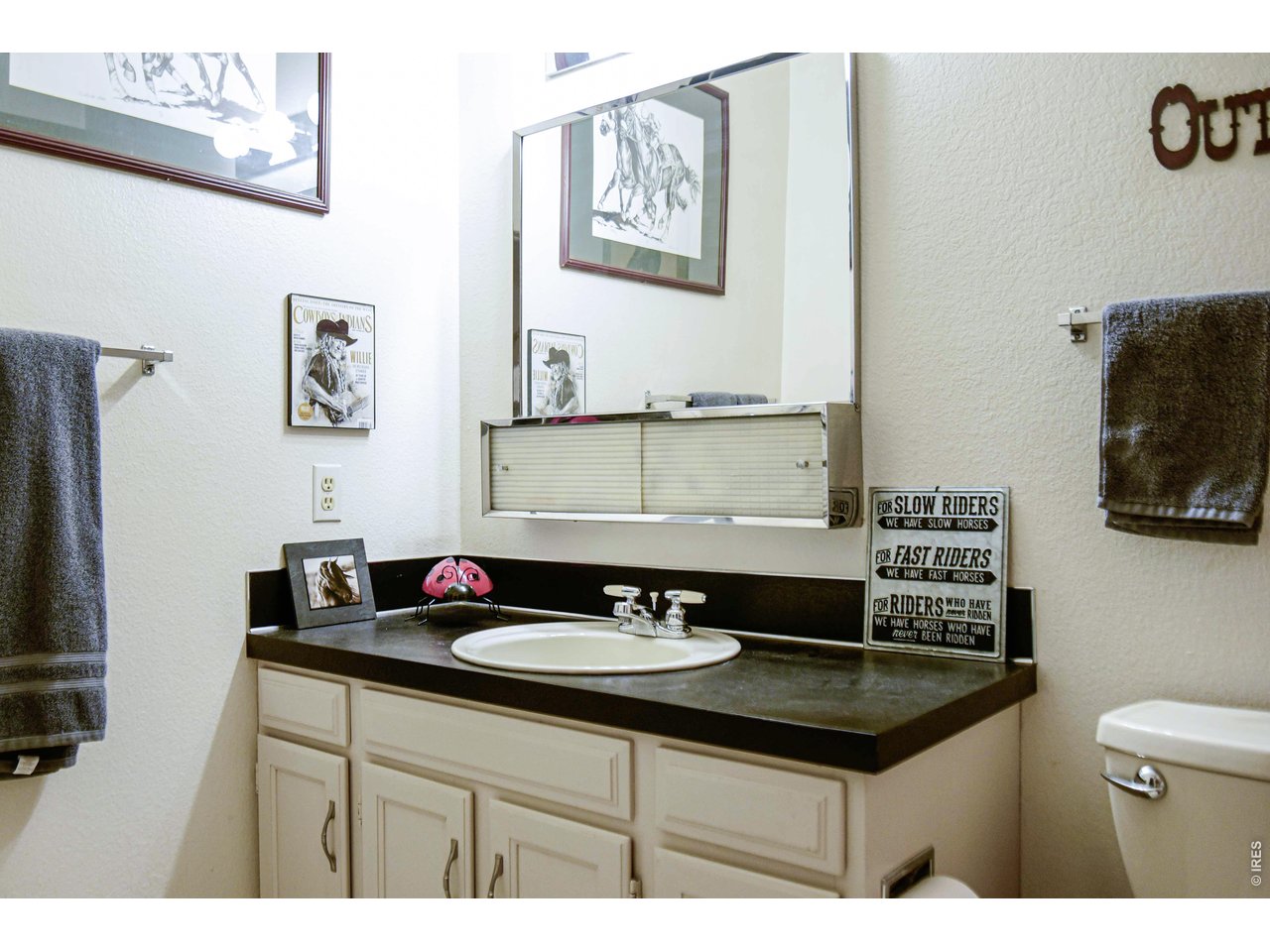 4404 West 4th Street Road Greeley, CO 80634 - Photo 16 of 28 Full bathroom - Main level