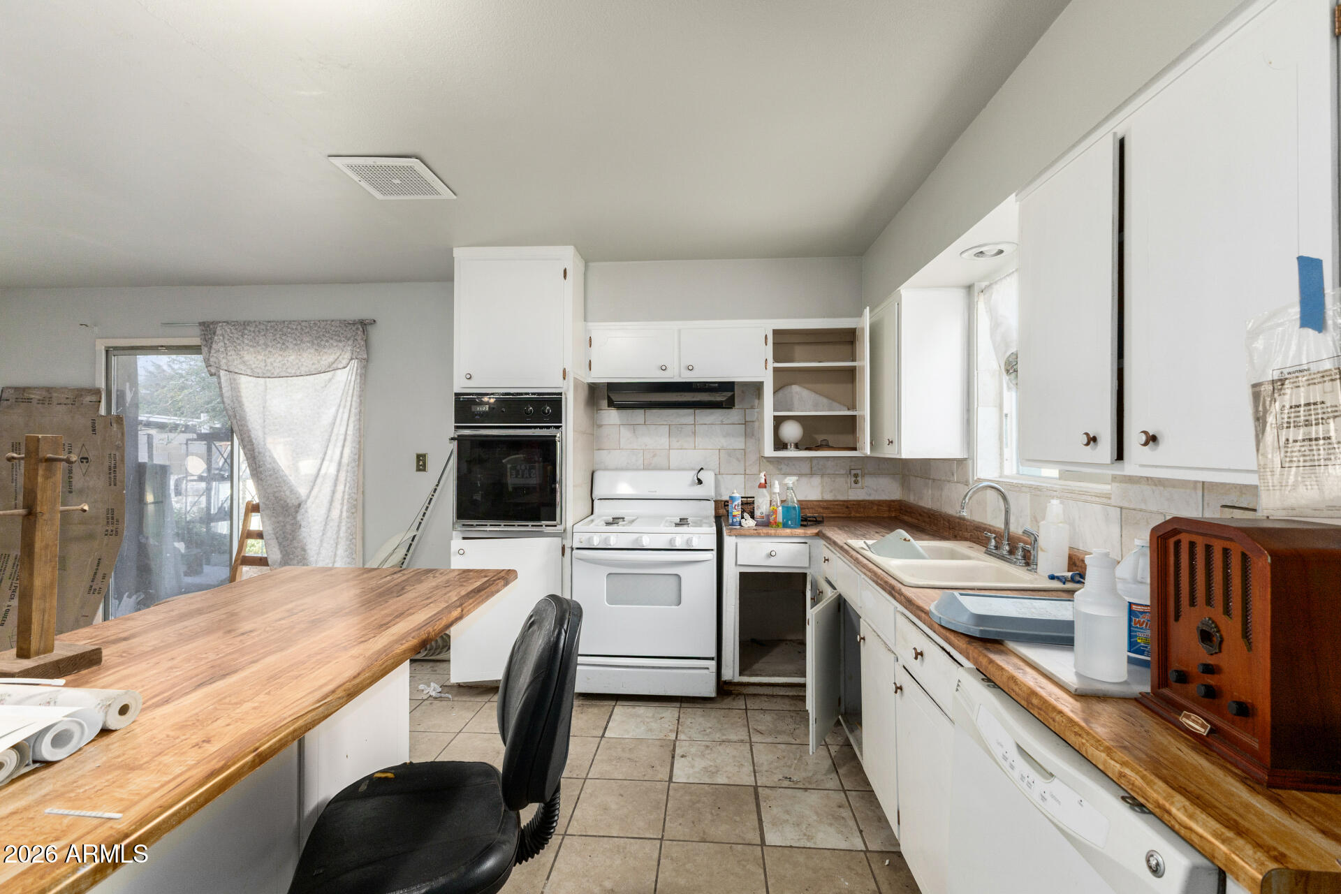463 South Daley Mesa, AZ 85204 - Photo 7 of 28 a kitchen with a sink stove and refrigerator