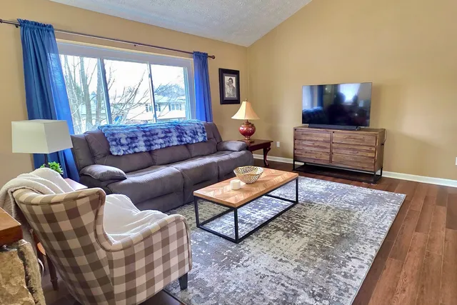 $249,900 | 5 Pembrook Circle, Bloomington, IL 61704