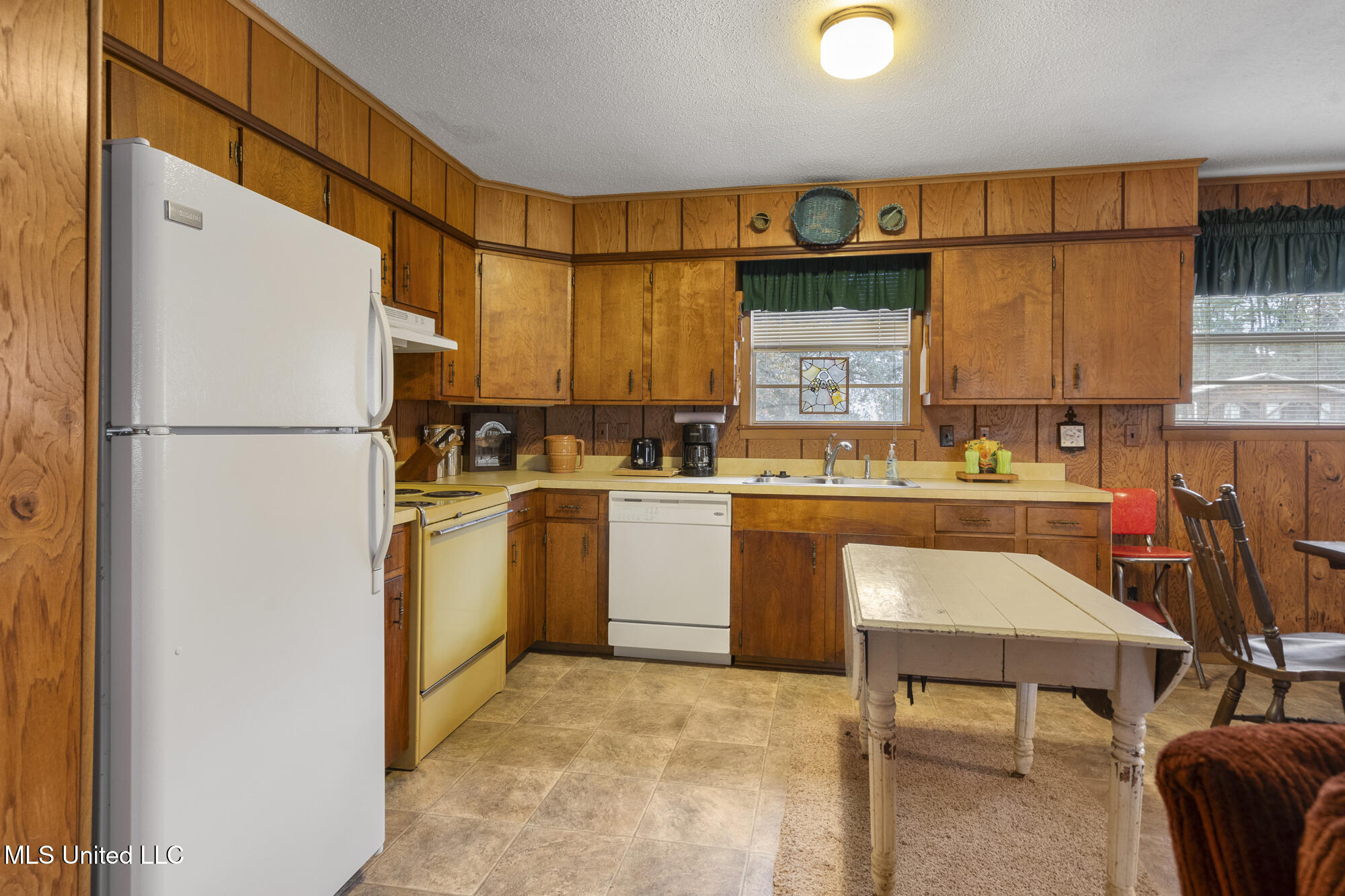 1927 Shady Point Circle Gautier, MS 39553 - Photo 9 of 33 1927 Shady Point Cir