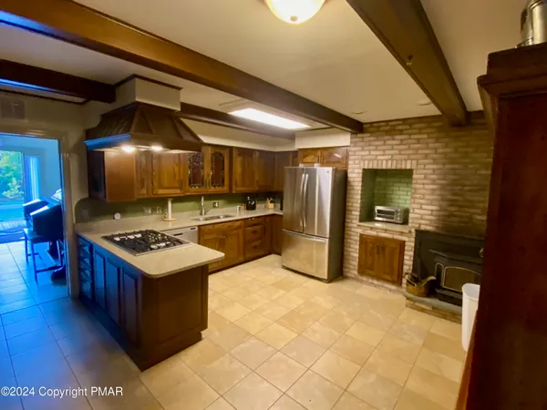 a view of empty room with windows and piano