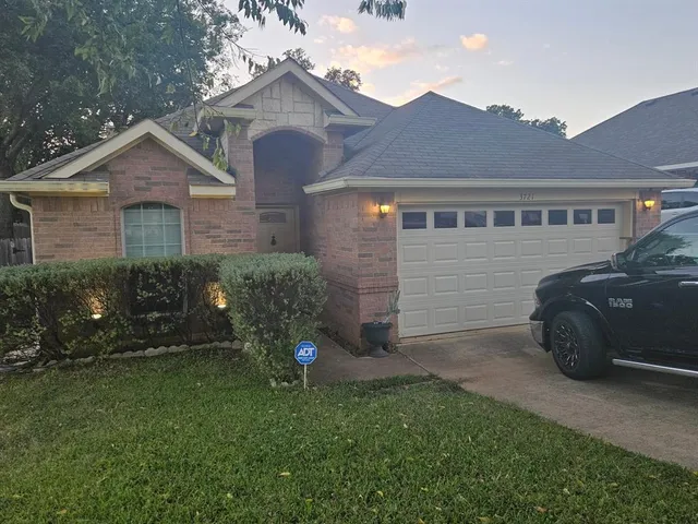 $2,300 | 3721 Oak Street, Fort Worth, TX 76040
