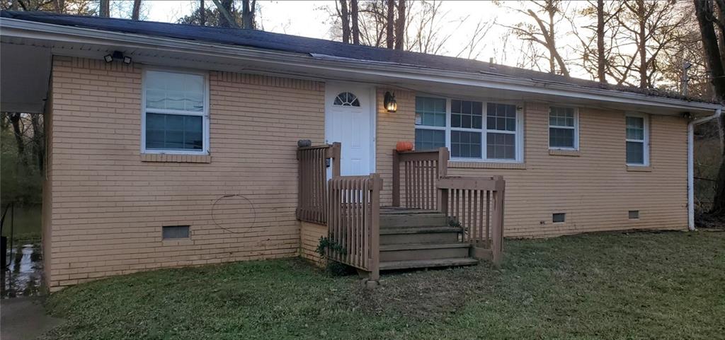 a view of a house with a yard