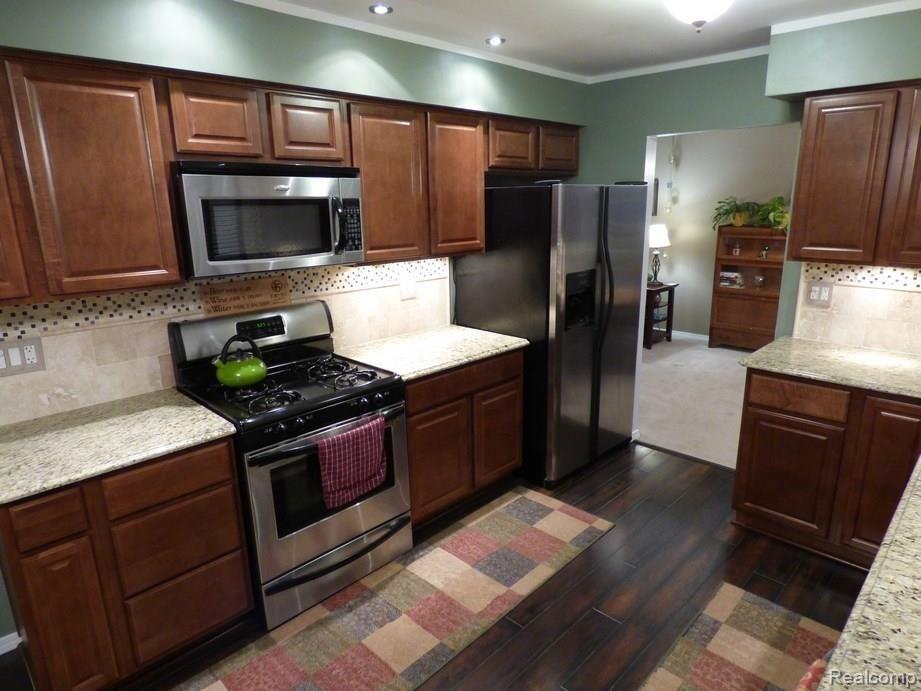 22563 Deerfield Road Novi, MI 48375 - Photo 5 of 44 P1190987.jpg