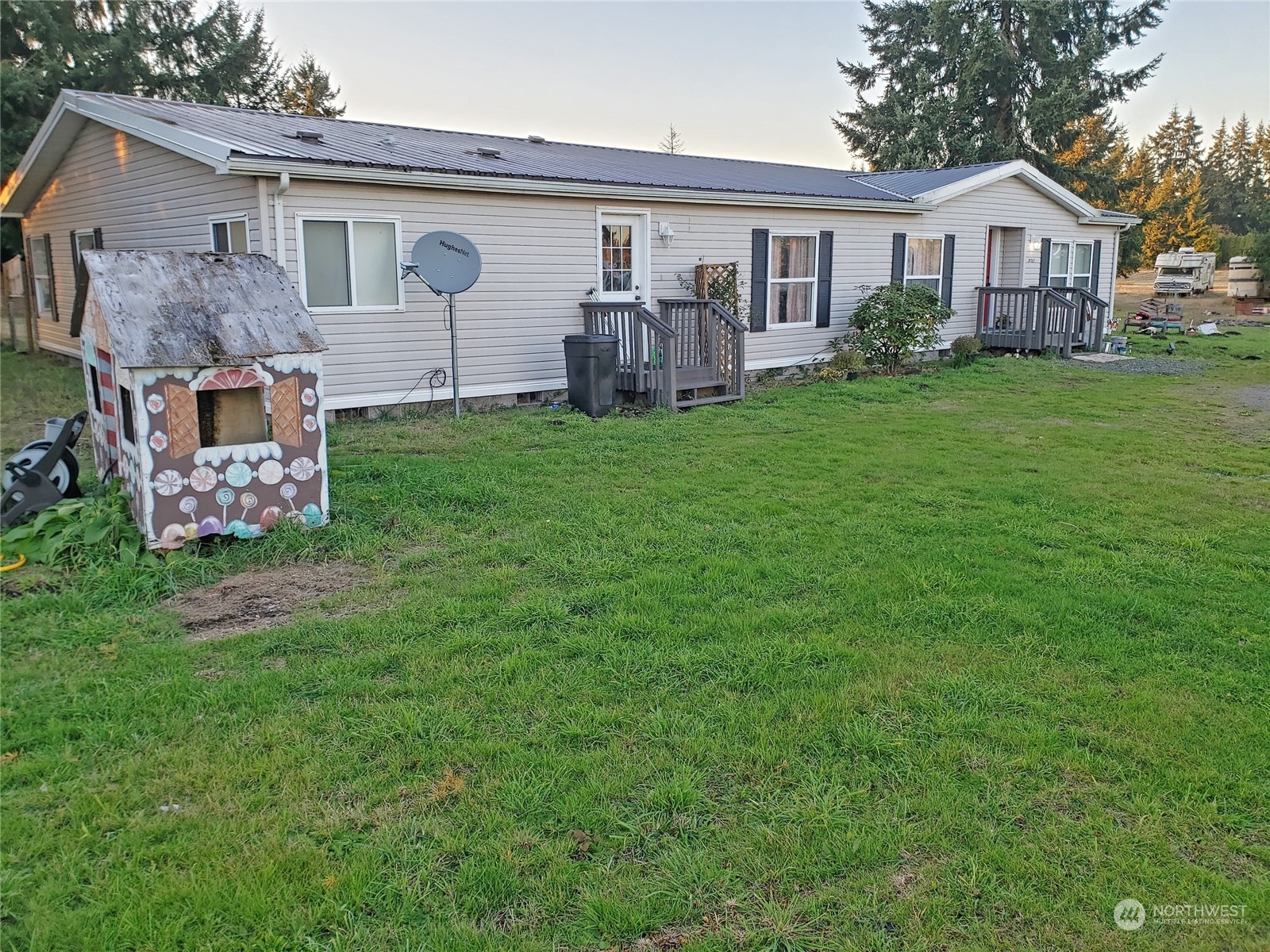7130 196th Avenue Southwest Rochester, WA 98579 - Photo 35 of 36 a front view of a house with garden
