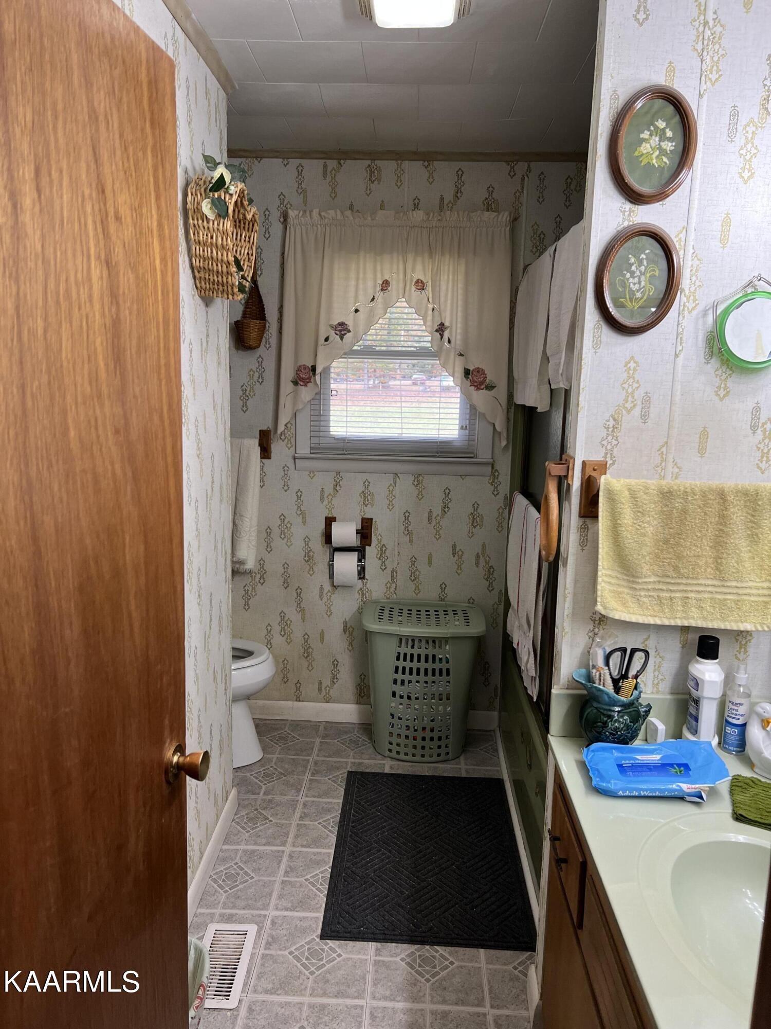 969 Unity Church Road Jamestown, TN 38556 - Photo 22 of 24 a bathroom with a toilet and a shower