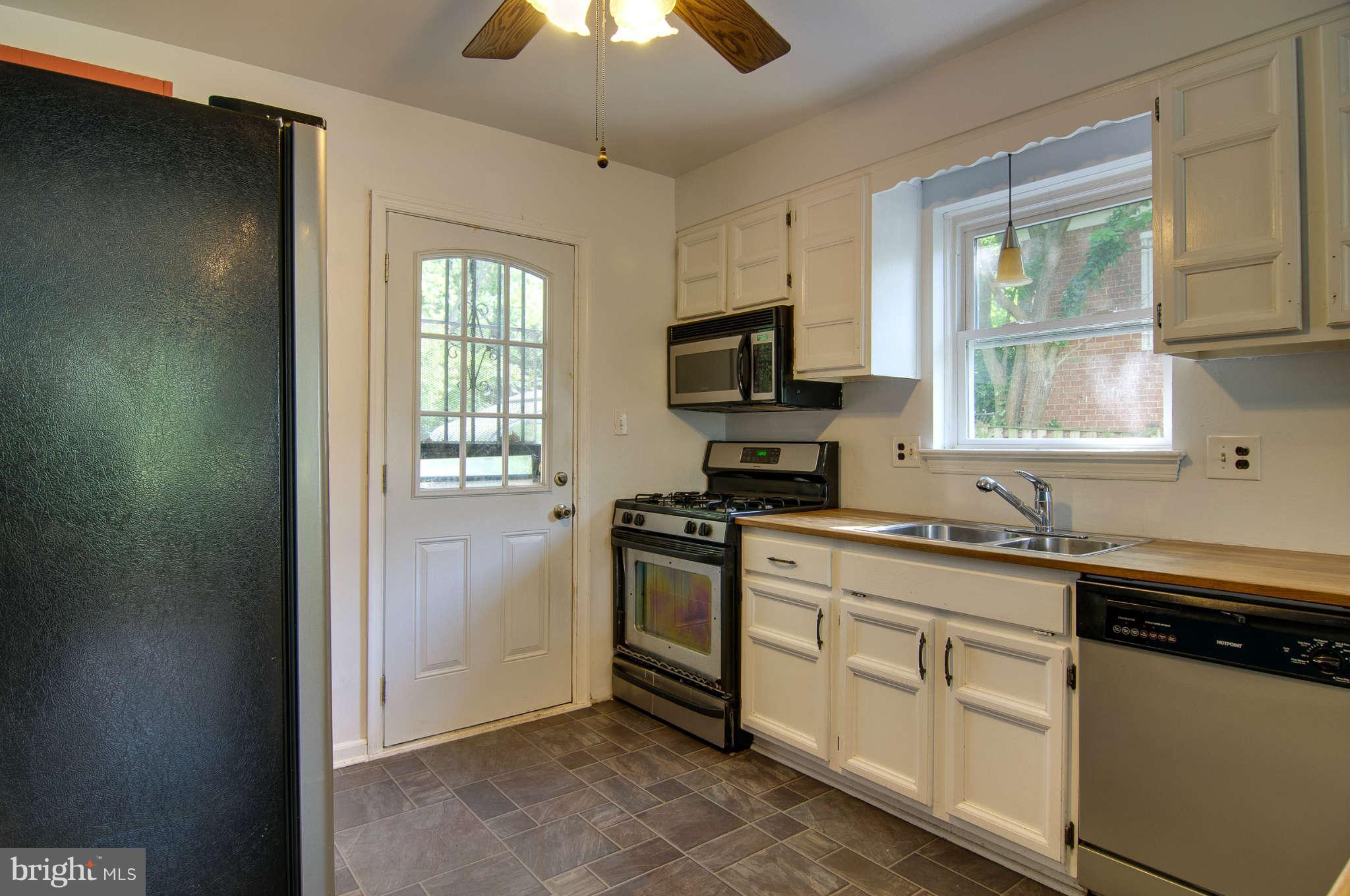 5900 Lockwood Road Cheverly, MD 20785 - Photo 10 of 30 Kitchen