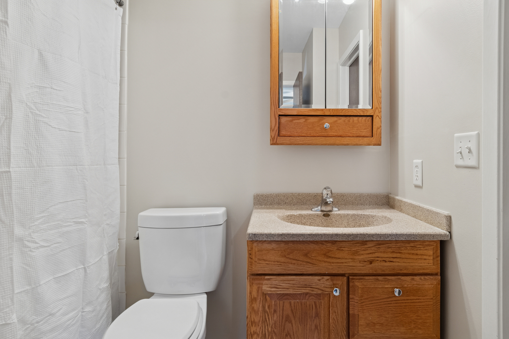 101 Aberdeen Court Geneva, IL 60134 - Photo 11 of 23 a bathroom with a toilet sink and mirror