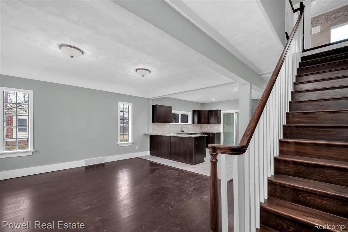 221 Chippewa Road Pontiac, MI 48341 - Photo 7 of 27 07-DSC_2625.jpg