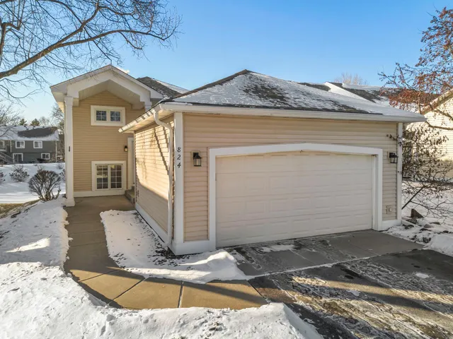 $335,000 | 824 Winterberry Drive, Woodbury, MN 55125