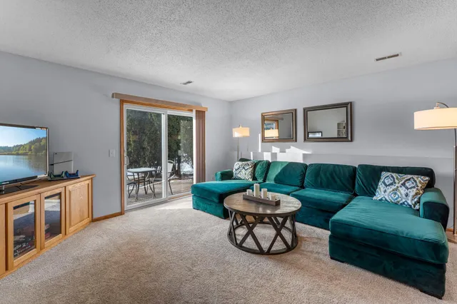 $335,000 | 824 Winterberry Drive, Woodbury, MN 55125