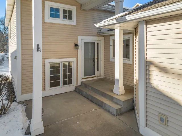 $335,000 | 824 Winterberry Drive, Woodbury, MN 55125