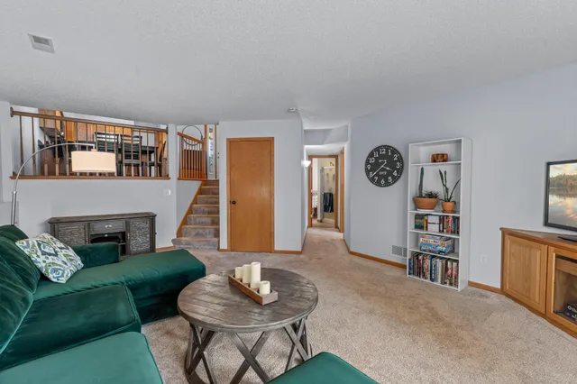 $335,000 | 824 Winterberry Drive, Woodbury, MN 55125