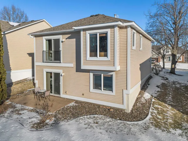 $335,000 | 824 Winterberry Drive, Woodbury, MN 55125