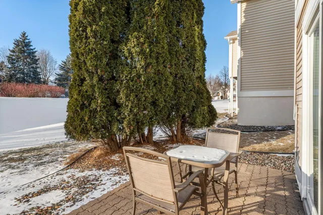 $335,000 | 824 Winterberry Drive, Woodbury, MN 55125