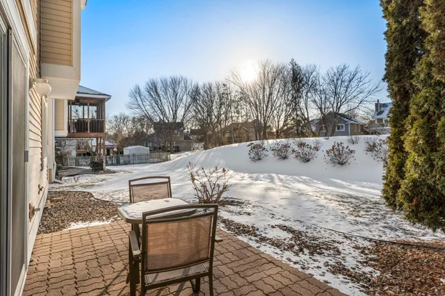 $335,000 | 824 Winterberry Drive, Woodbury, MN 55125