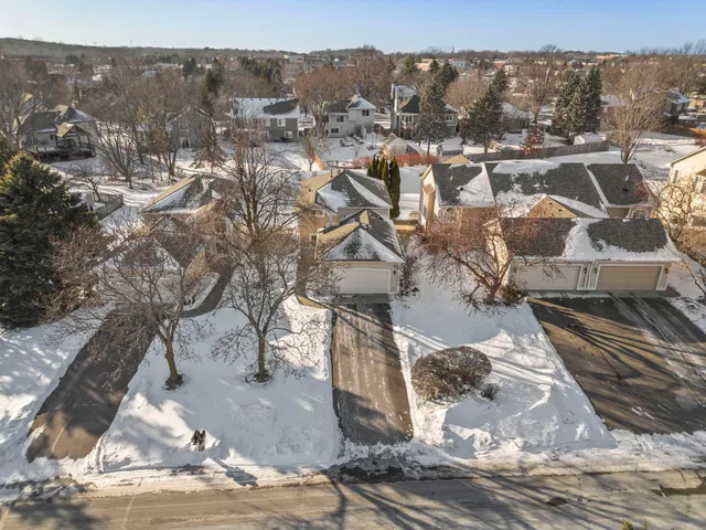 $335,000 | 824 Winterberry Drive, Woodbury, MN 55125