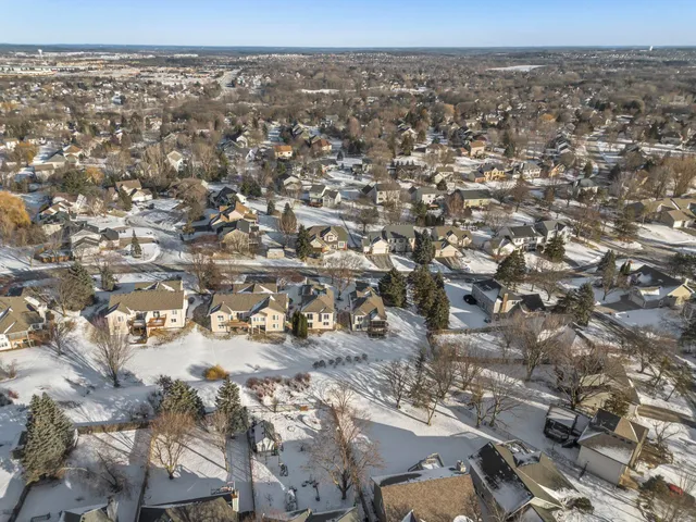 $335,000 | 824 Winterberry Drive, Woodbury, MN 55125