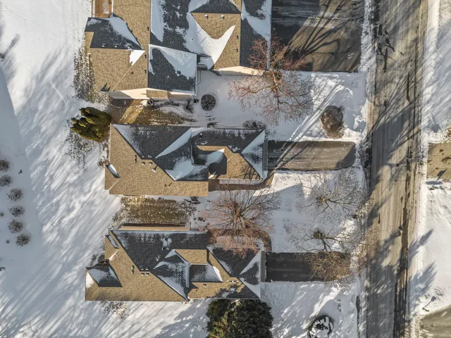 $335,000 | 824 Winterberry Drive, Woodbury, MN 55125