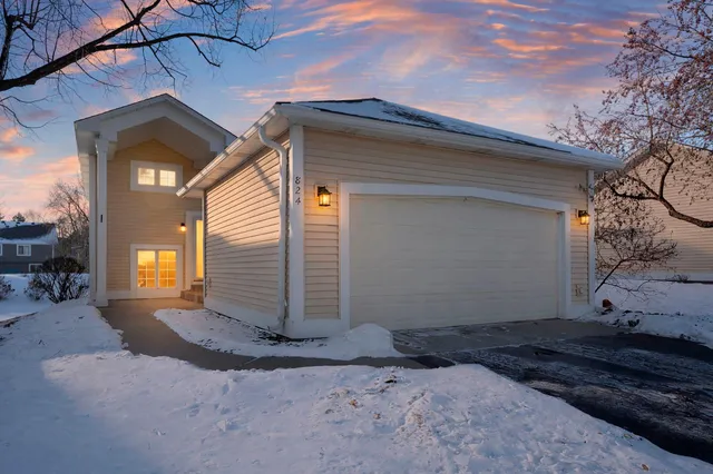 $335,000 | 824 Winterberry Drive, Woodbury, MN 55125