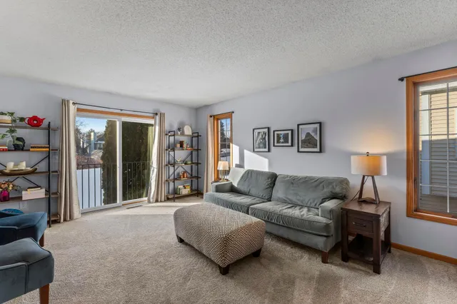 $335,000 | 824 Winterberry Drive, Woodbury, MN 55125