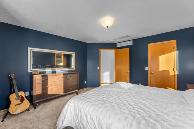 $335,000 | 824 Winterberry Drive, Woodbury, MN 55125