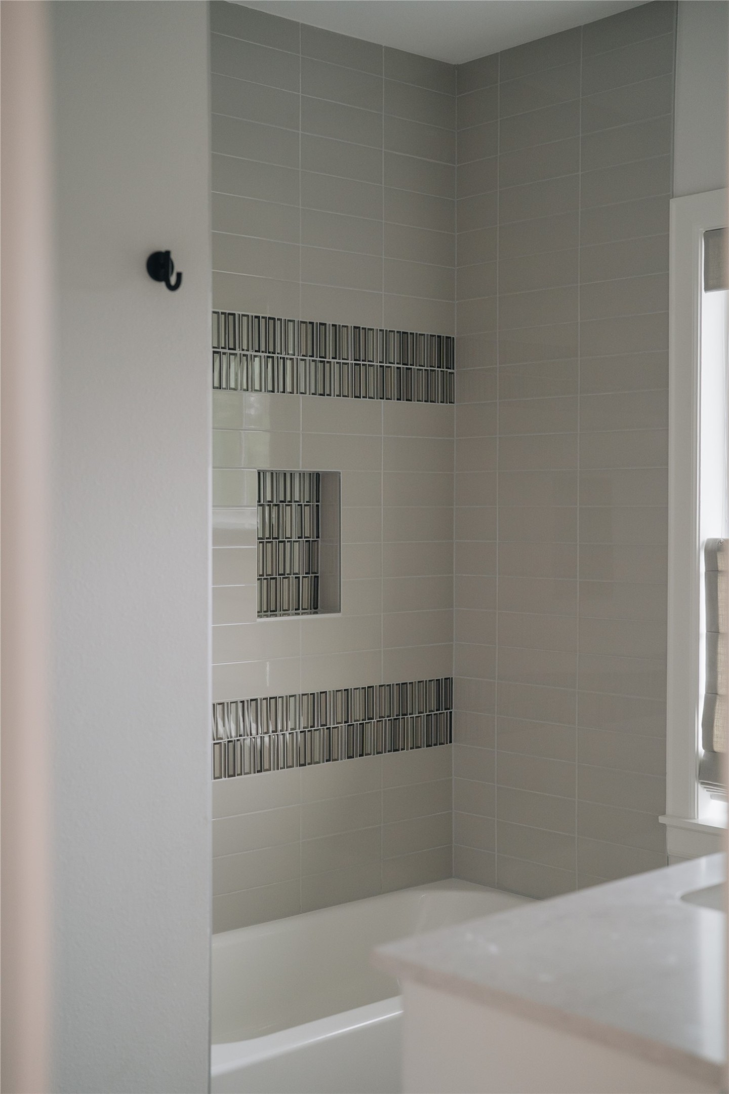 3817 Aberdeen Way Houston, TX 77025 - Photo 31 of 45 Detailed tile work in the shower over tub.