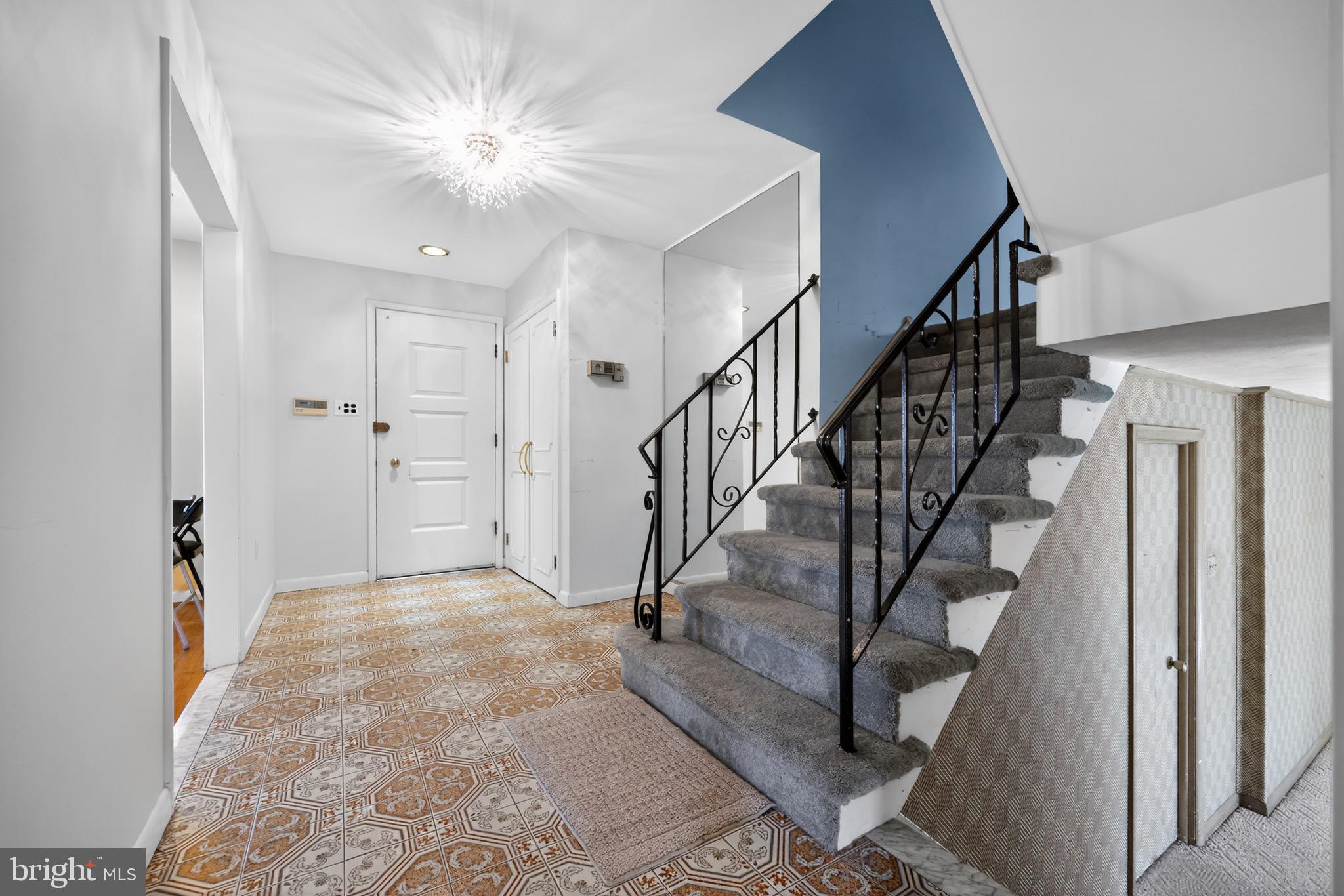 1861 Lippincott Road Huntingdon Valley, PA 19006 - Photo 6 of 37 Foyer