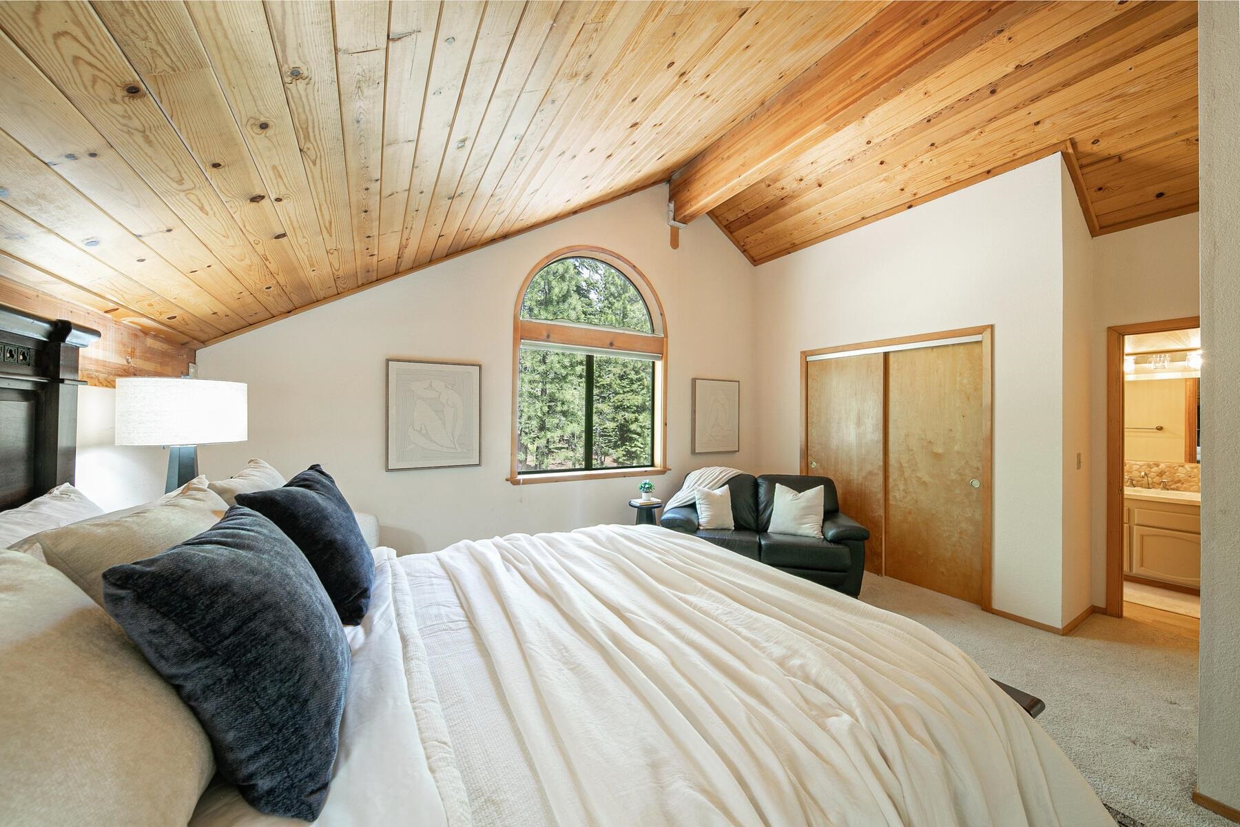 13515 Ski View Loop Truckee, CA 96161 - Photo 26 of 28 a bedroom with a large bed and a large window
