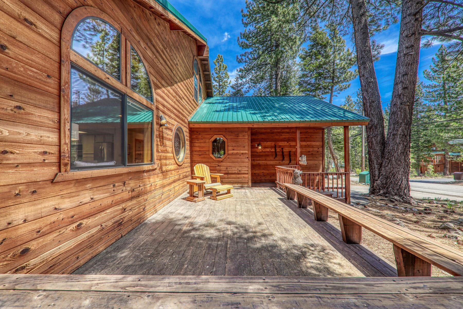 13515 Ski View Loop Truckee, CA 96161 - Photo 8 of 28 a view of a lounge chair in the balcony