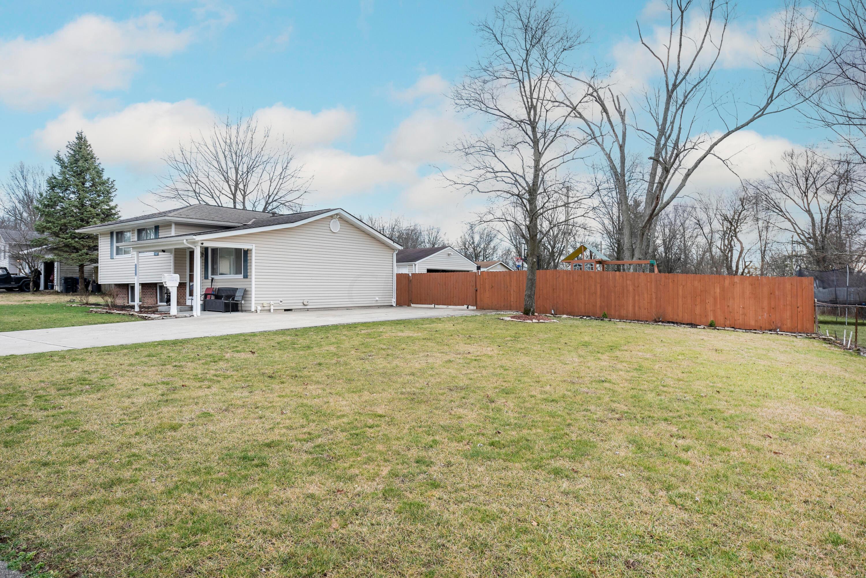 6413 Lexleigh Road Reynoldsburg, OH 43068 - Photo 5 of 40 Front