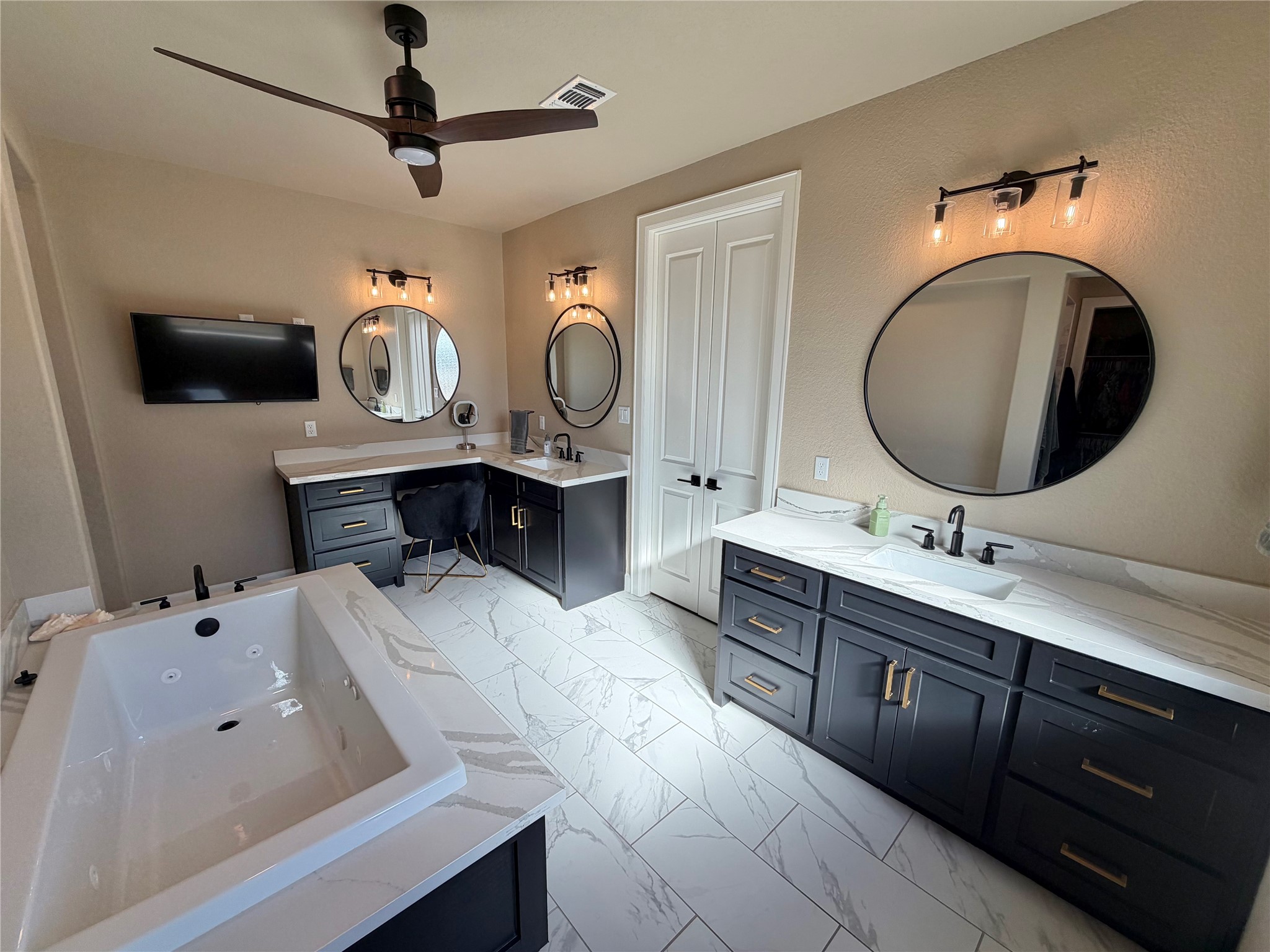 838 Oak Ridge Drive Angleton, TX 77515 - Photo 38 of 49 a bath room with a sink and a mirror