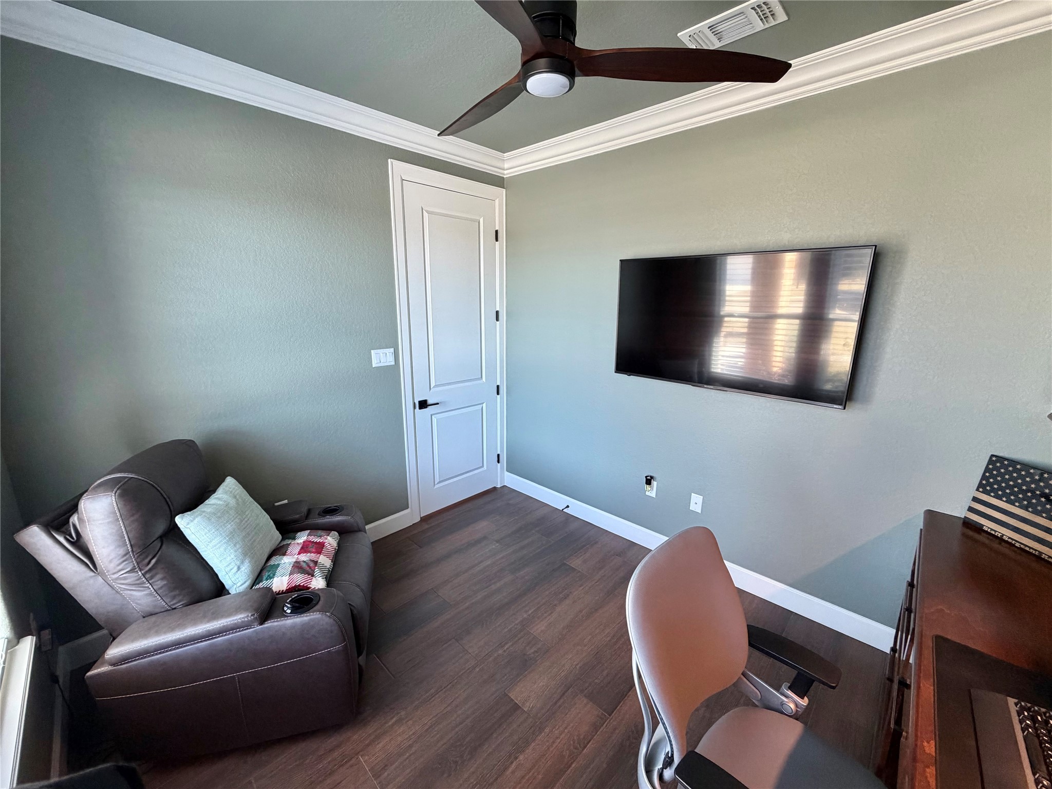 838 Oak Ridge Drive Angleton, TX 77515 - Photo 6 of 49 a living room with furniture and a flat screen tv