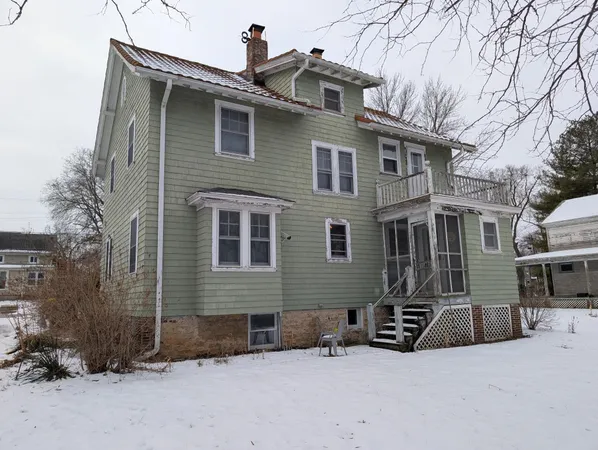 a view of garage yard