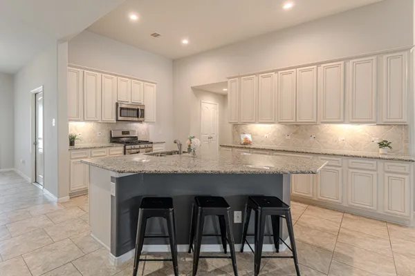 $2,600 | 14207 Irvine Rnch Trail, Conroe, TX 77384