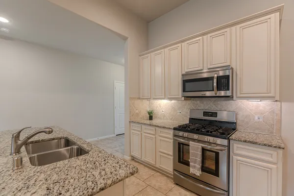 $2,600 | 14207 Irvine Rnch Trail, Conroe, TX 77384