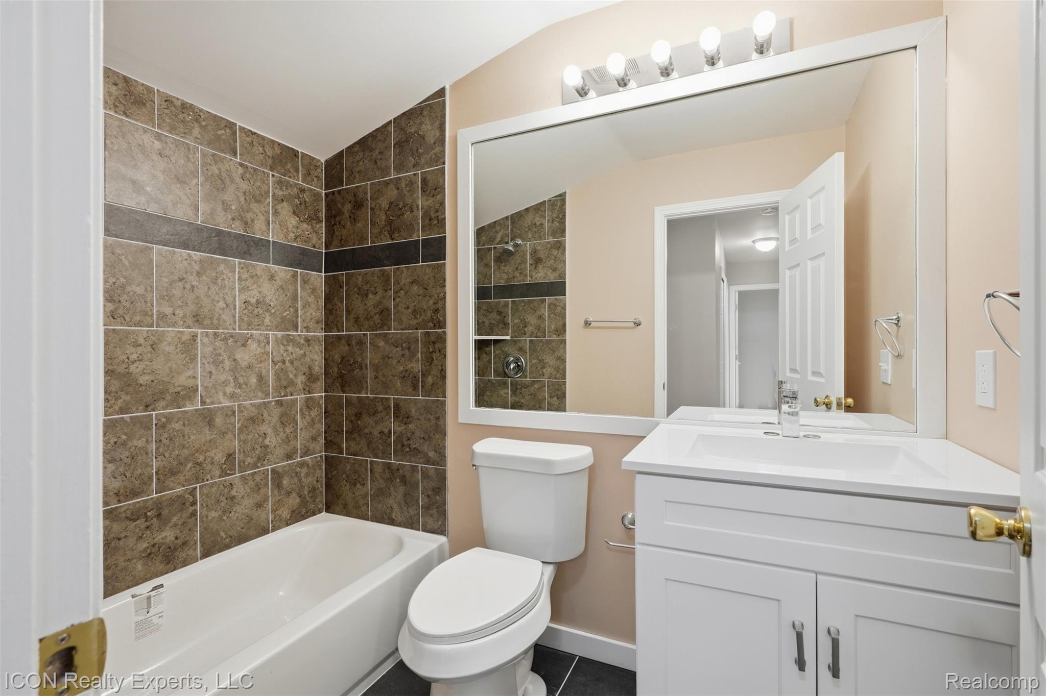 1028 Knightsbridge Road Canton, MI 48187 - Photo 12 of 25 Bathroom with vanity, bathtub / shower combination,